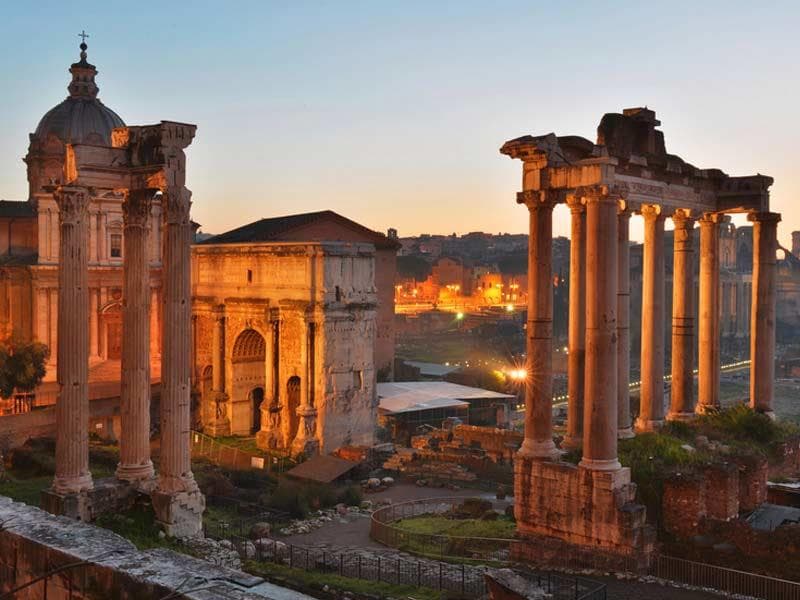 L' Antica Roma al Tramonto: Tour Privato a Piedi del Colosseo e del Foro Romano