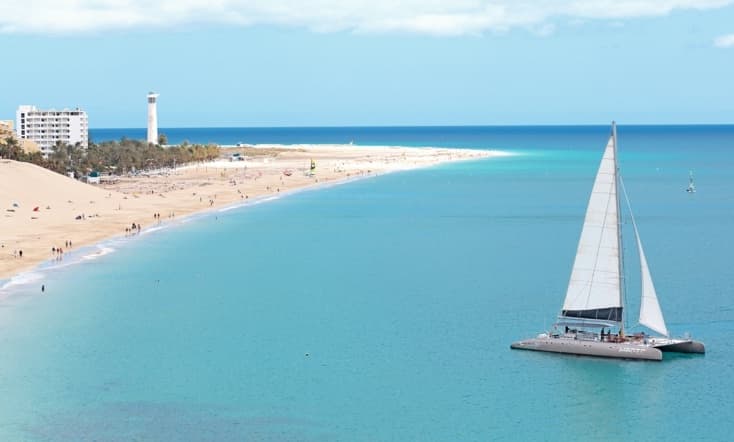 Navega a bordo del catamarán Magic Select