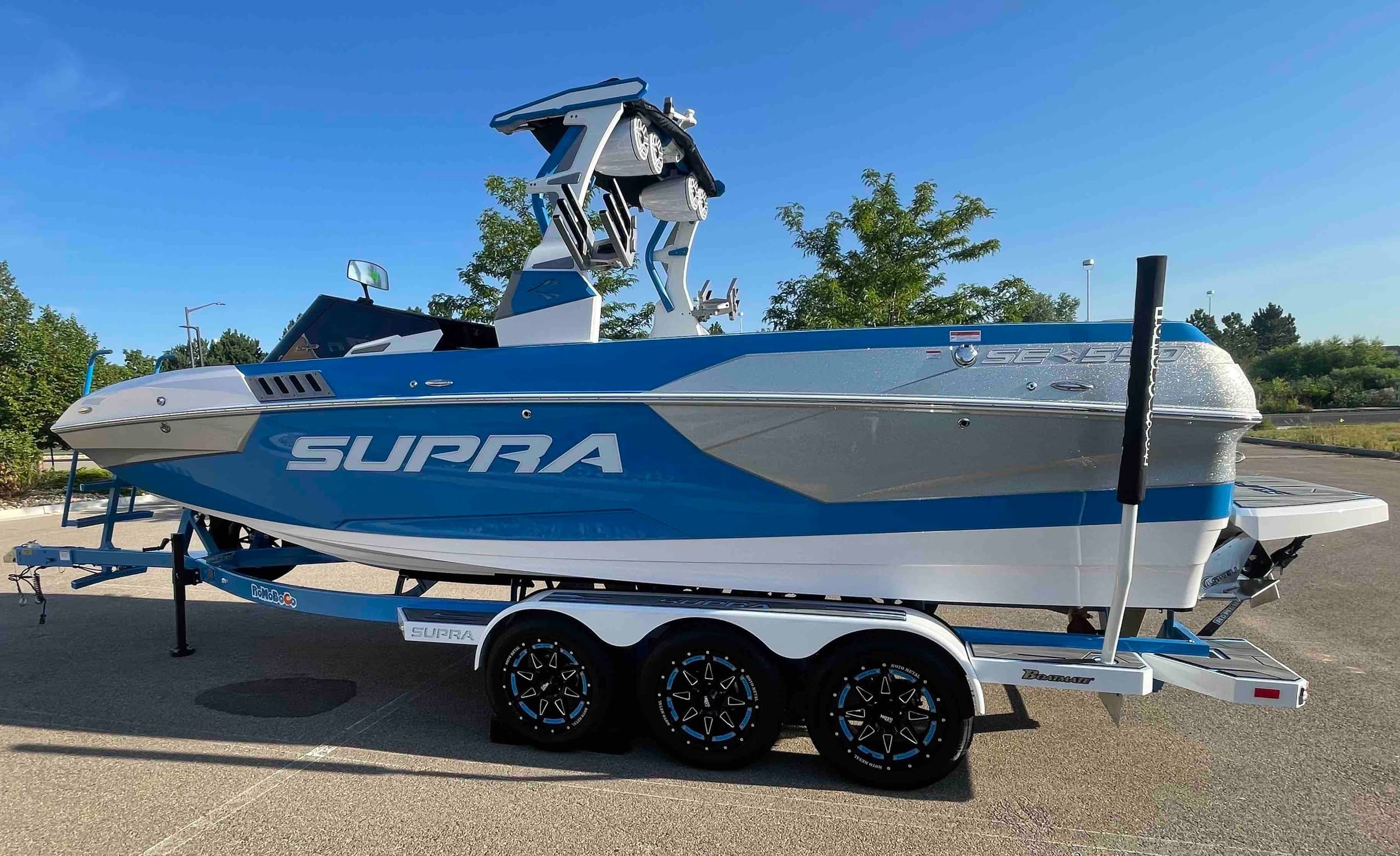 Surf Wake Boat • Supra SE 550 (SLV/BLU)