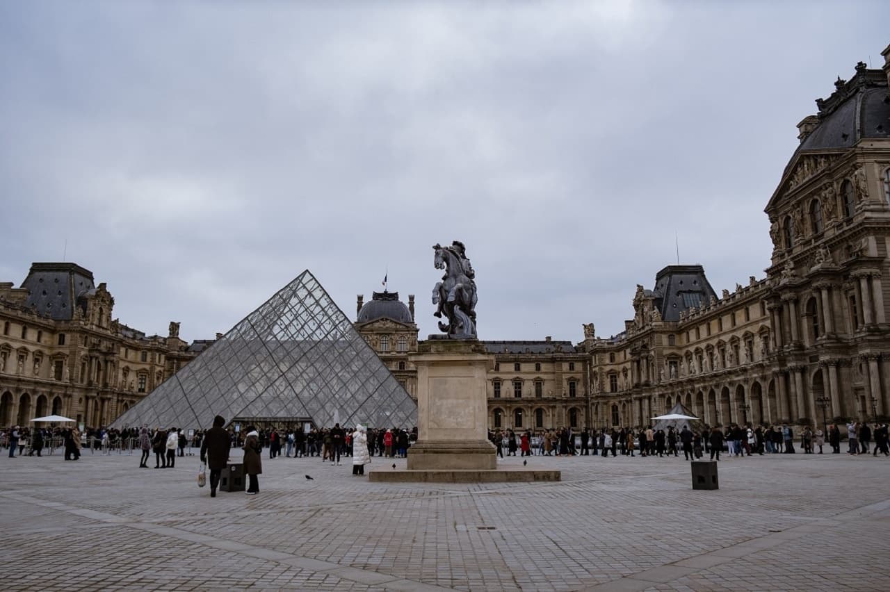 Paris: Louvre Masterpieces Tour with Pre-Reserved Tickets