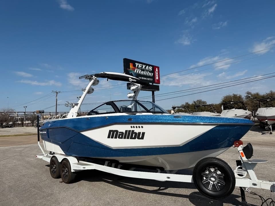 Malibu 25 LSV Wake Boat • Watersports + Party Cove