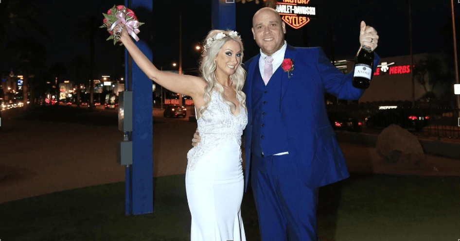 World Famous Las Vegas Sign Wedding