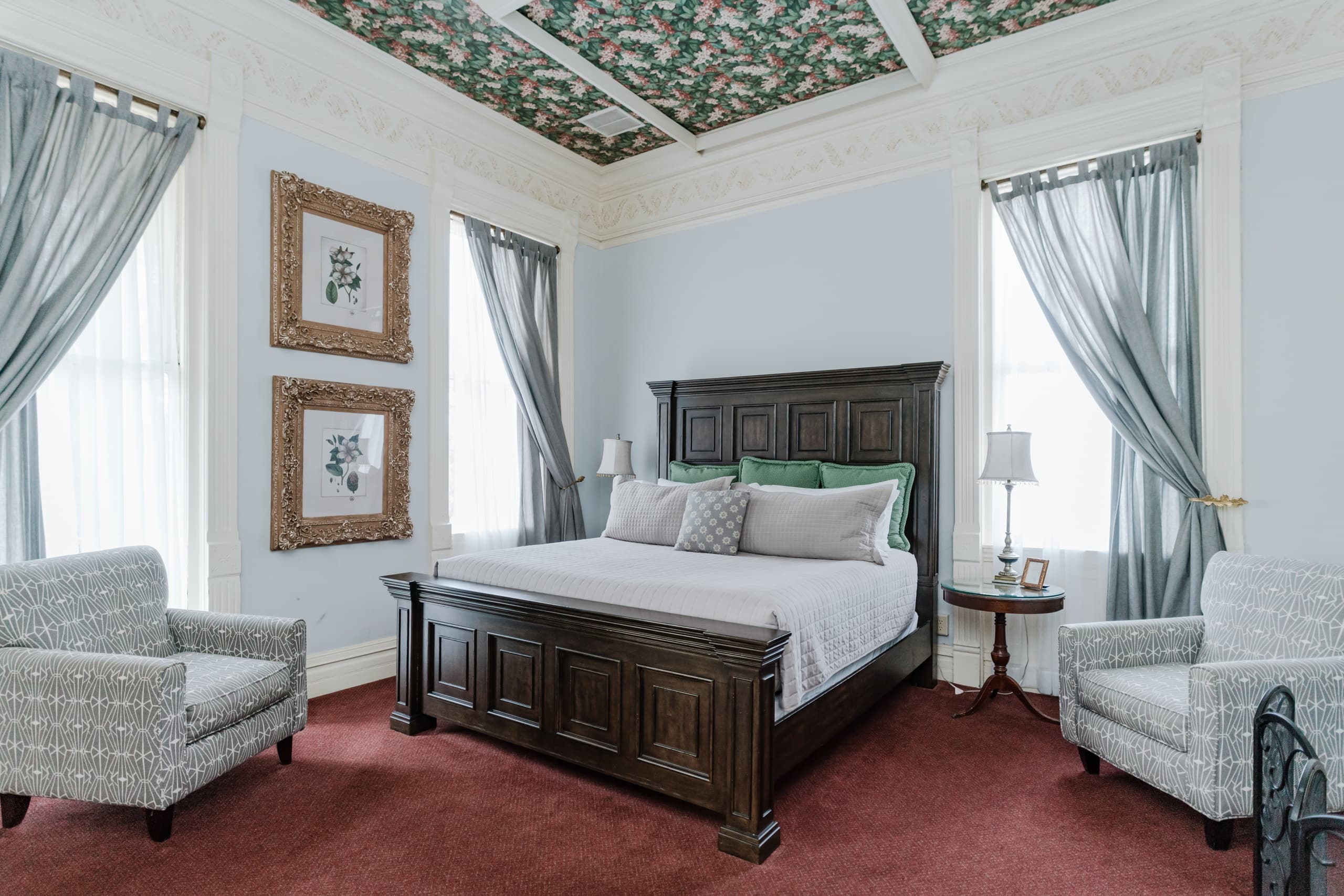 The Laurel Falls Honeymoon Suite (Check In 3pm-9pm)