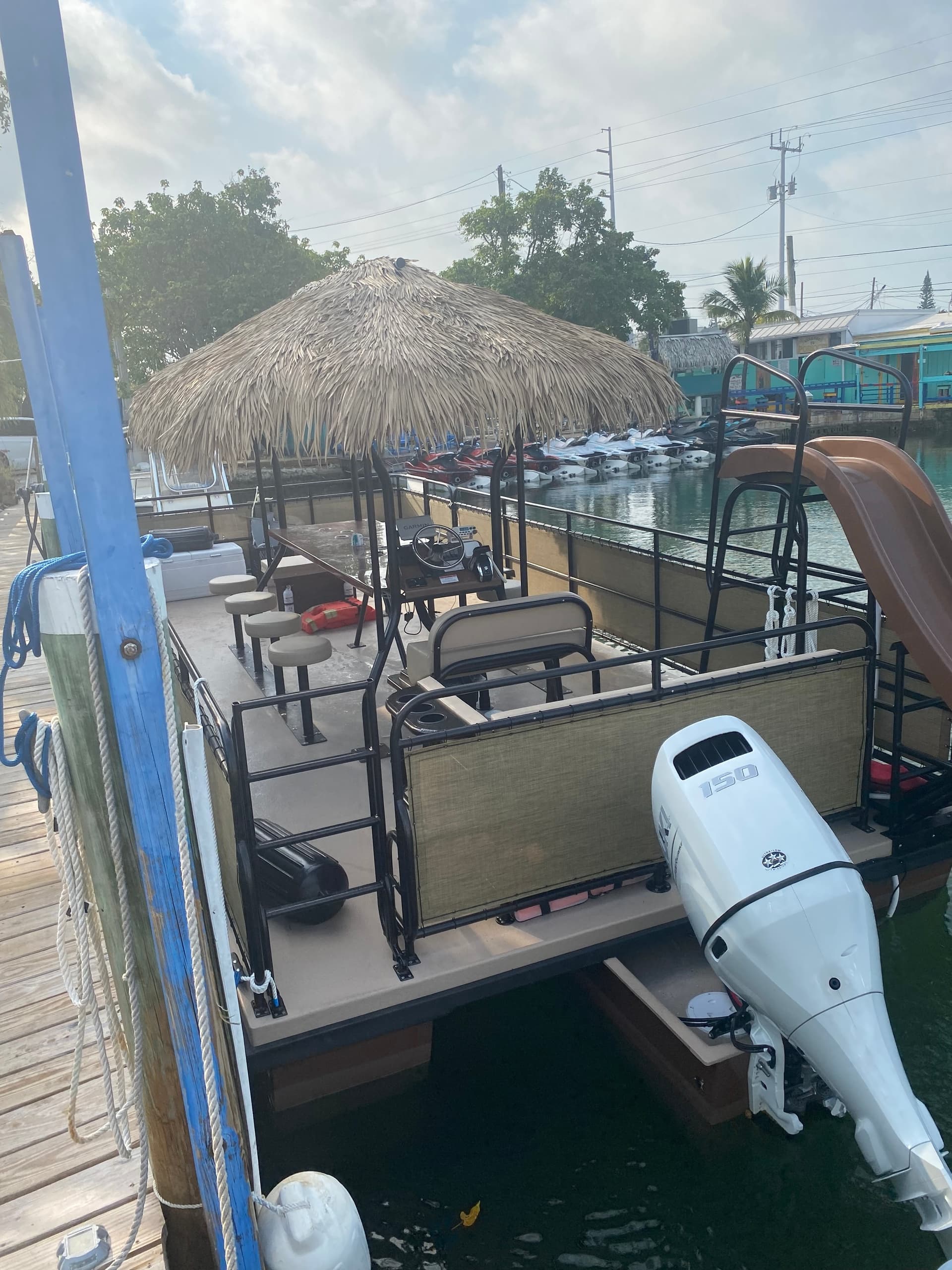 Freaky Tiki 28' tri toon w/slide 2024