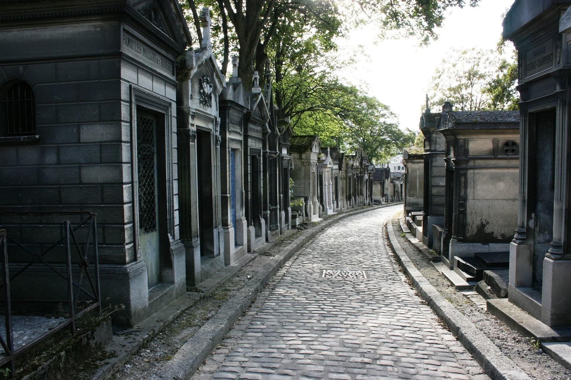 Père Lachaise's Cemetery Celebrities and Ghosts