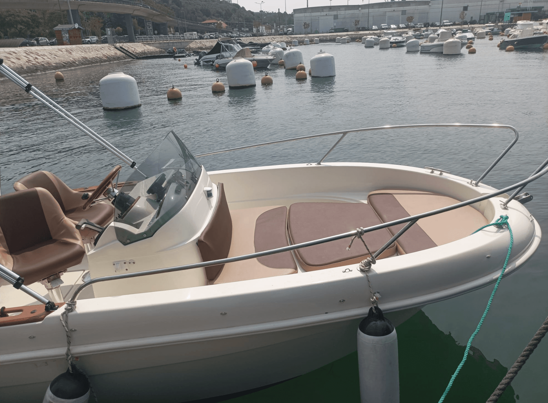 Bateau à moteur 6 places