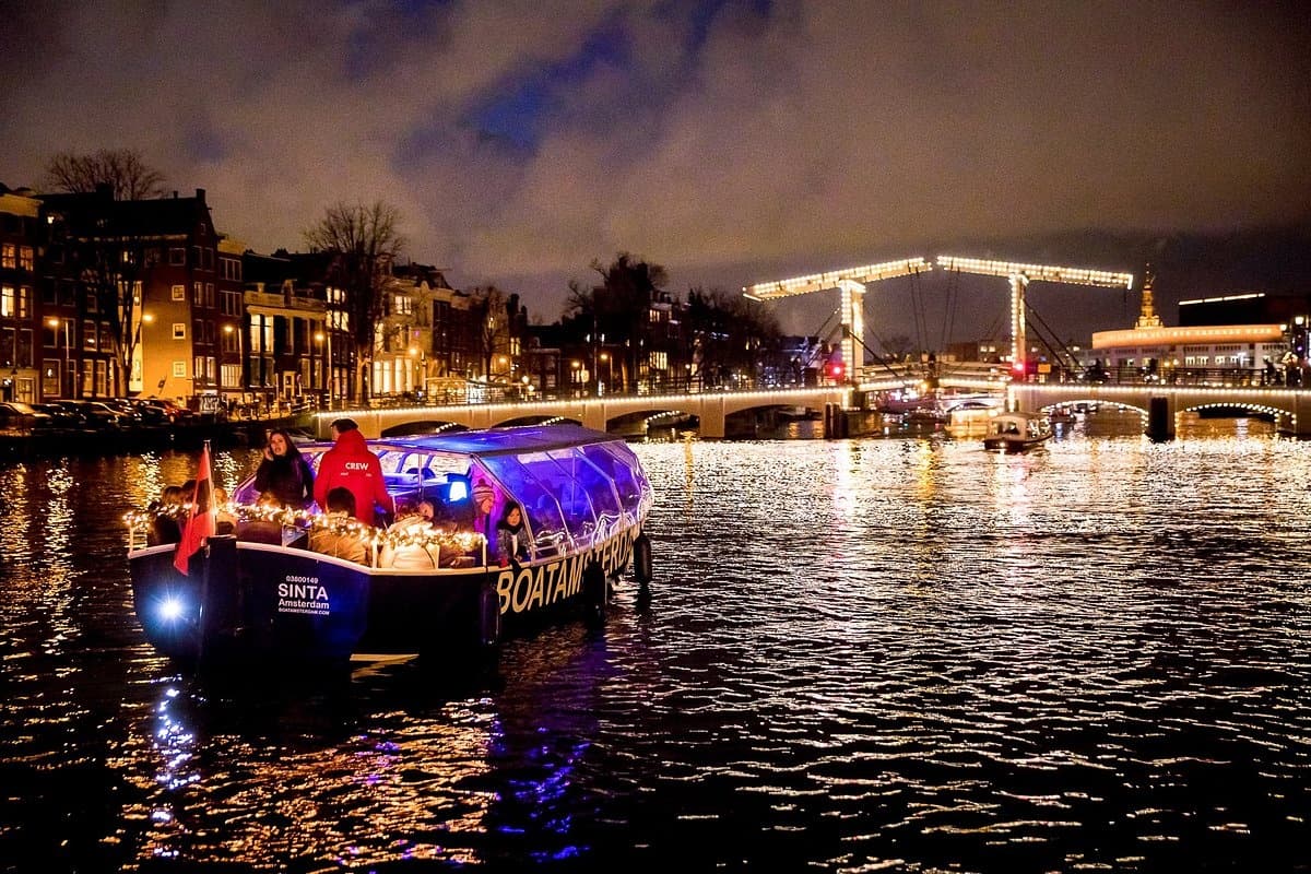 Amsterdam (Open) Boat Tour with live Guide and Unlimited Drinks