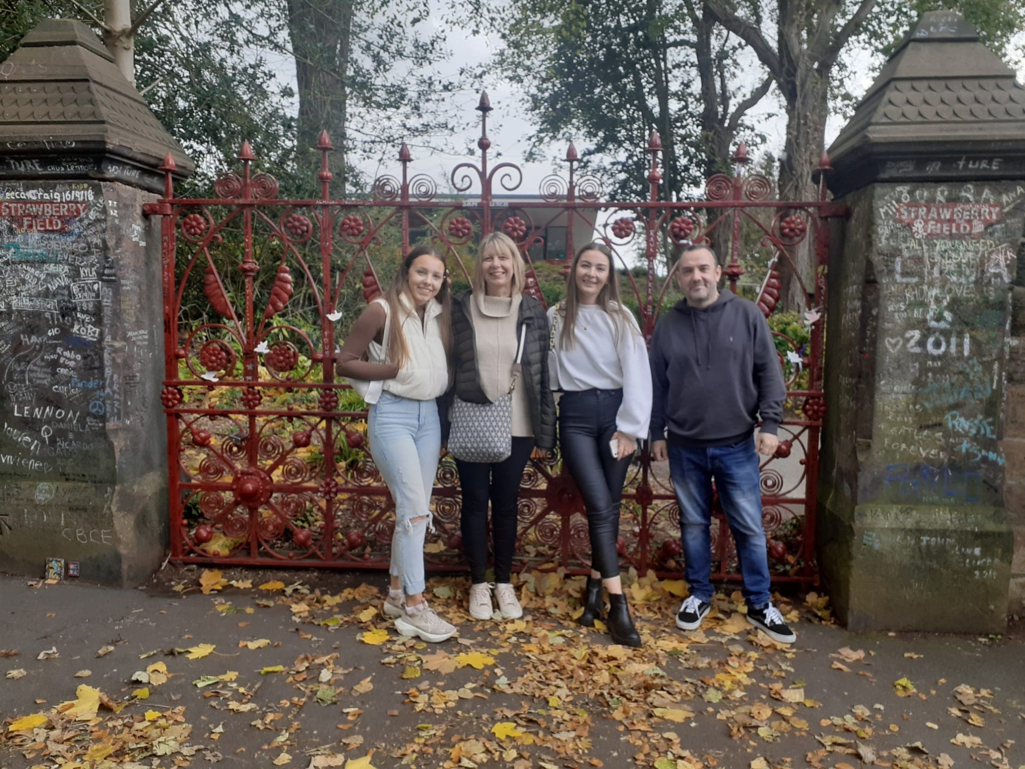 Beatles 4 ½ hours Classic Tour of Liverpool Plus Early Years