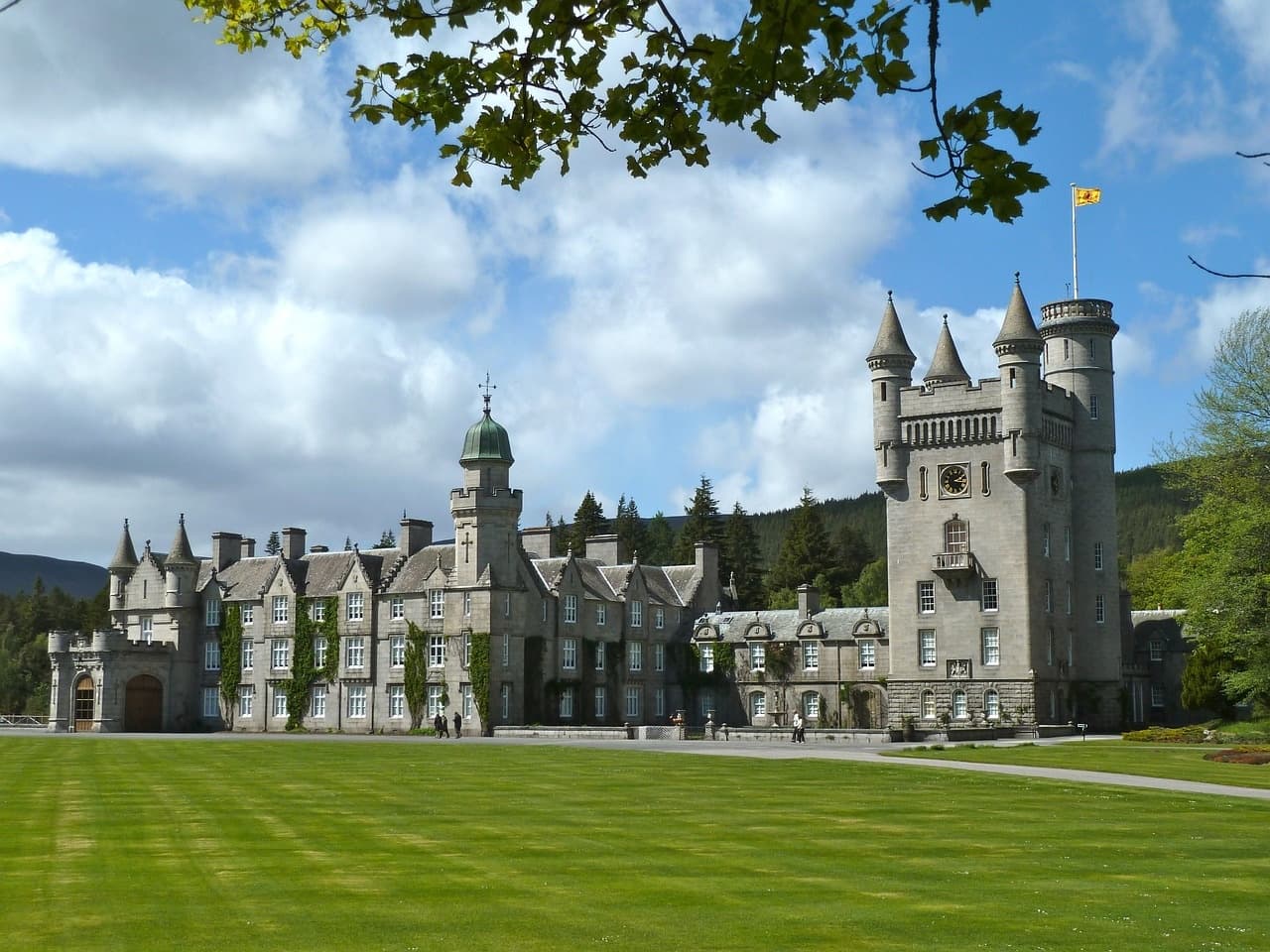 Scenic Highland Adventure: Balmoral, Pitlochry, and Whisky Tasting Tour