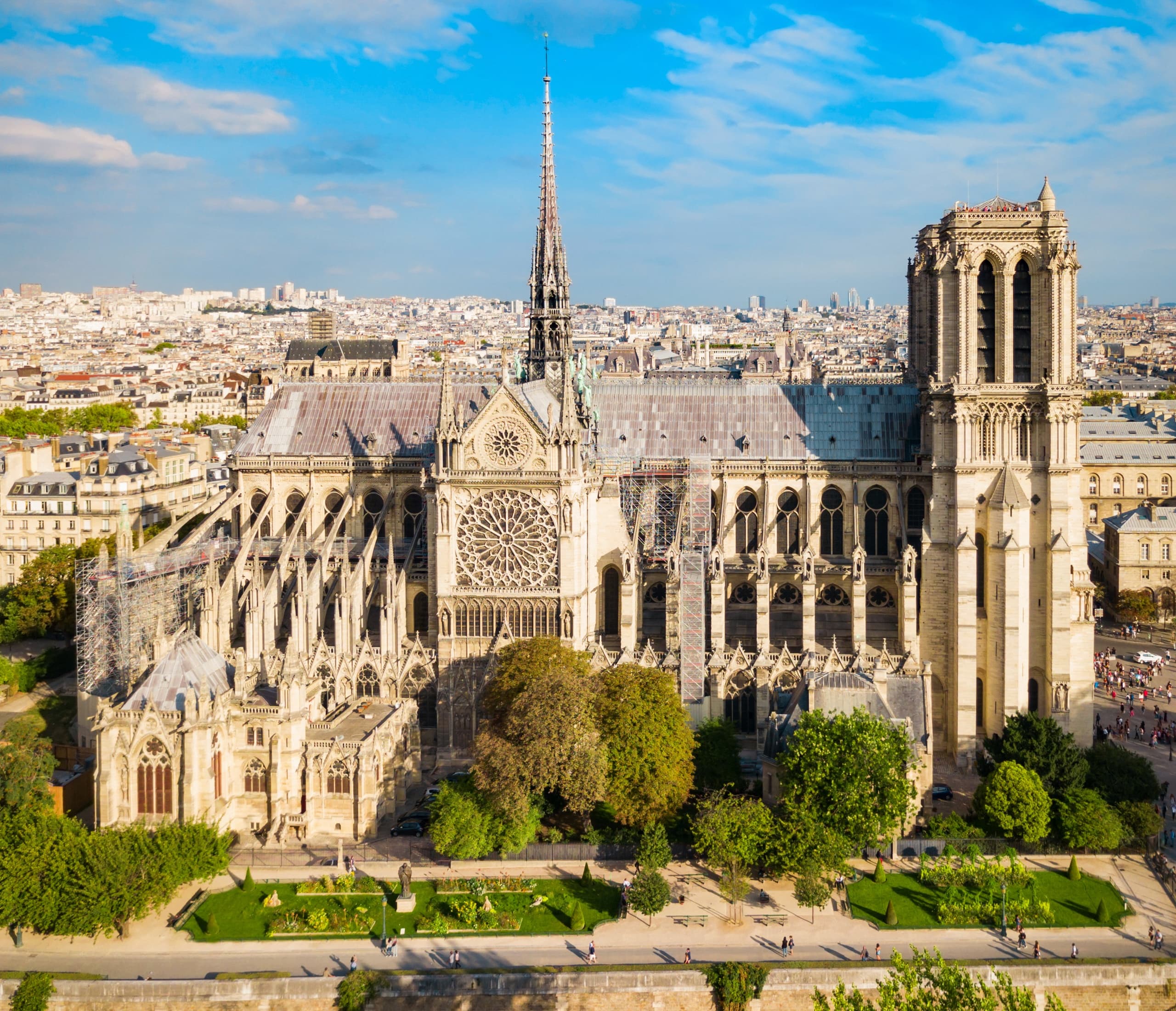 Easy Access Notre Dame Cathedral & Saint Chapelle and Ile de la Cité River Walk