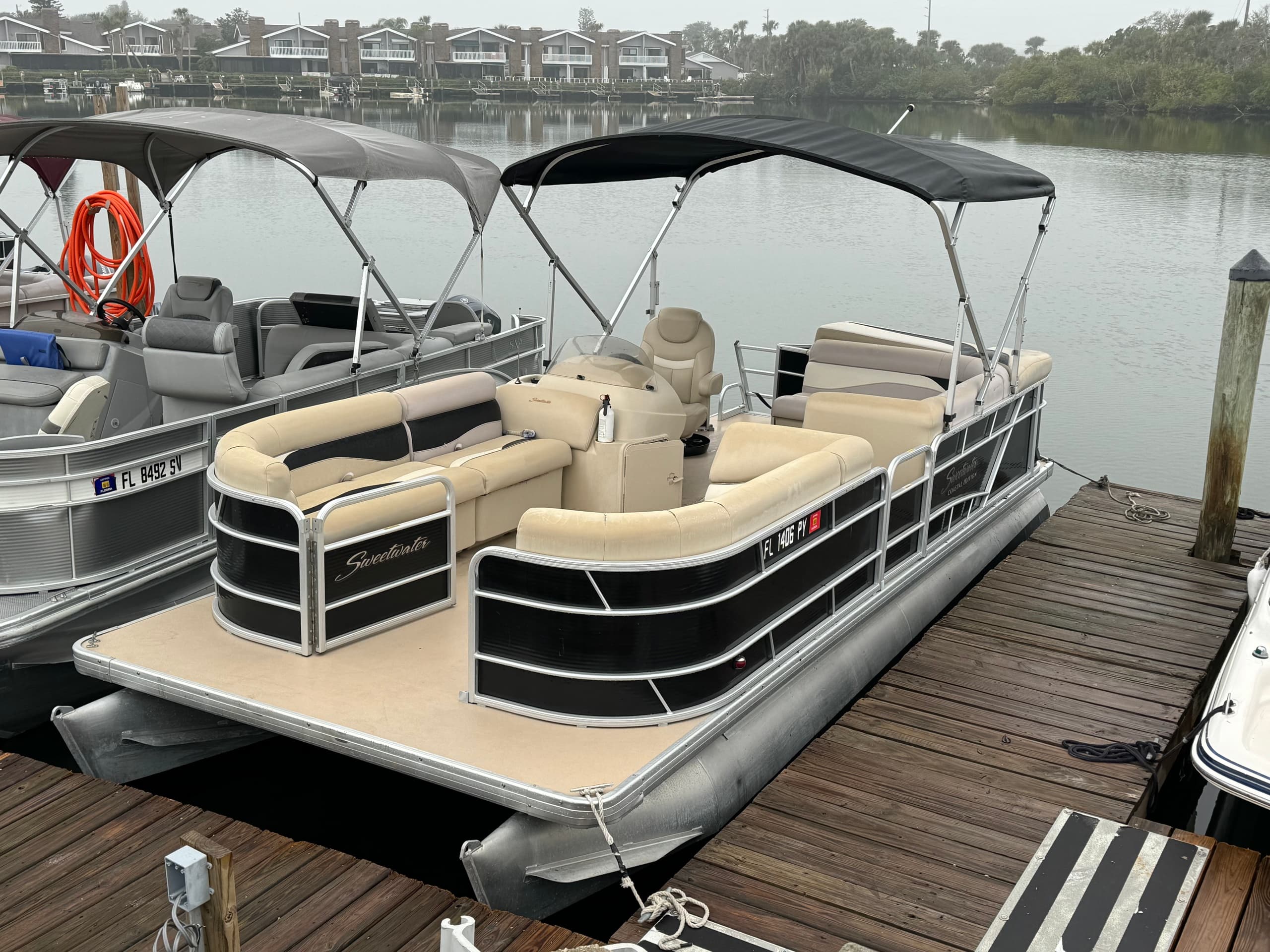# 65 --22 ft sweetwater pontoon seats 12