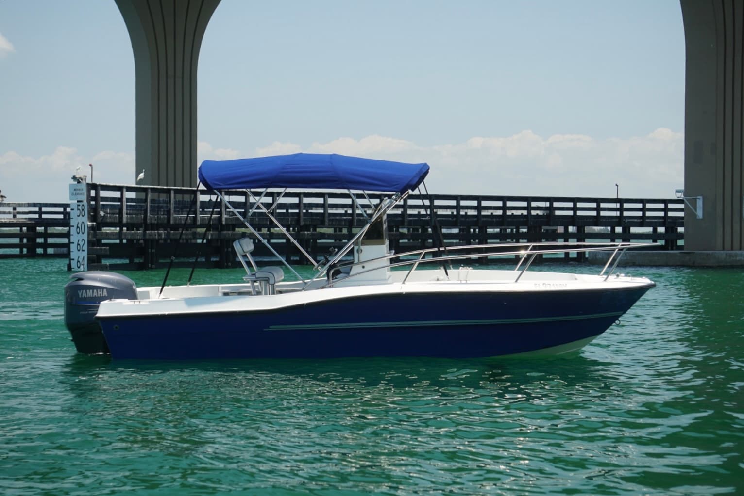 20' Stratos Center Console