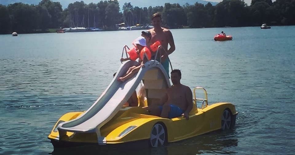 Autotretboot mit Rutsche