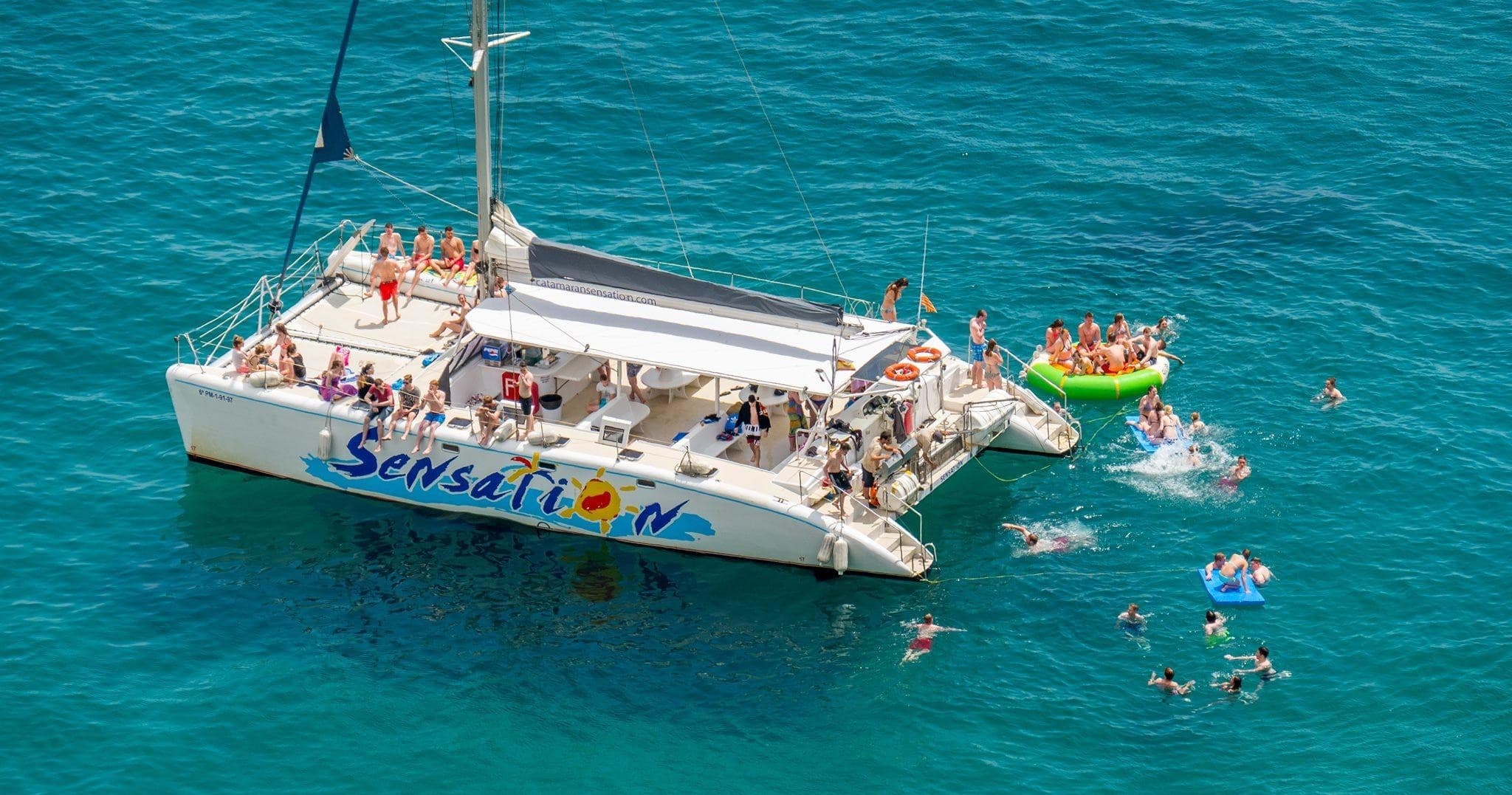 Tour en catamarán para jóvenes.
