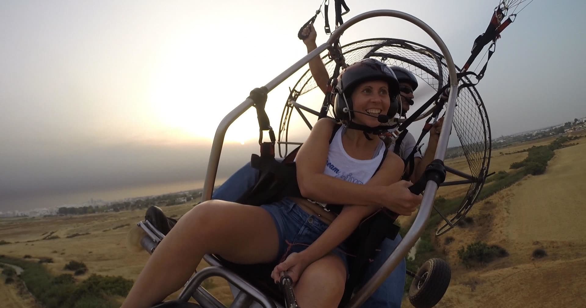 Voo de paratrike com adrenalina, vídeo e fotografias.