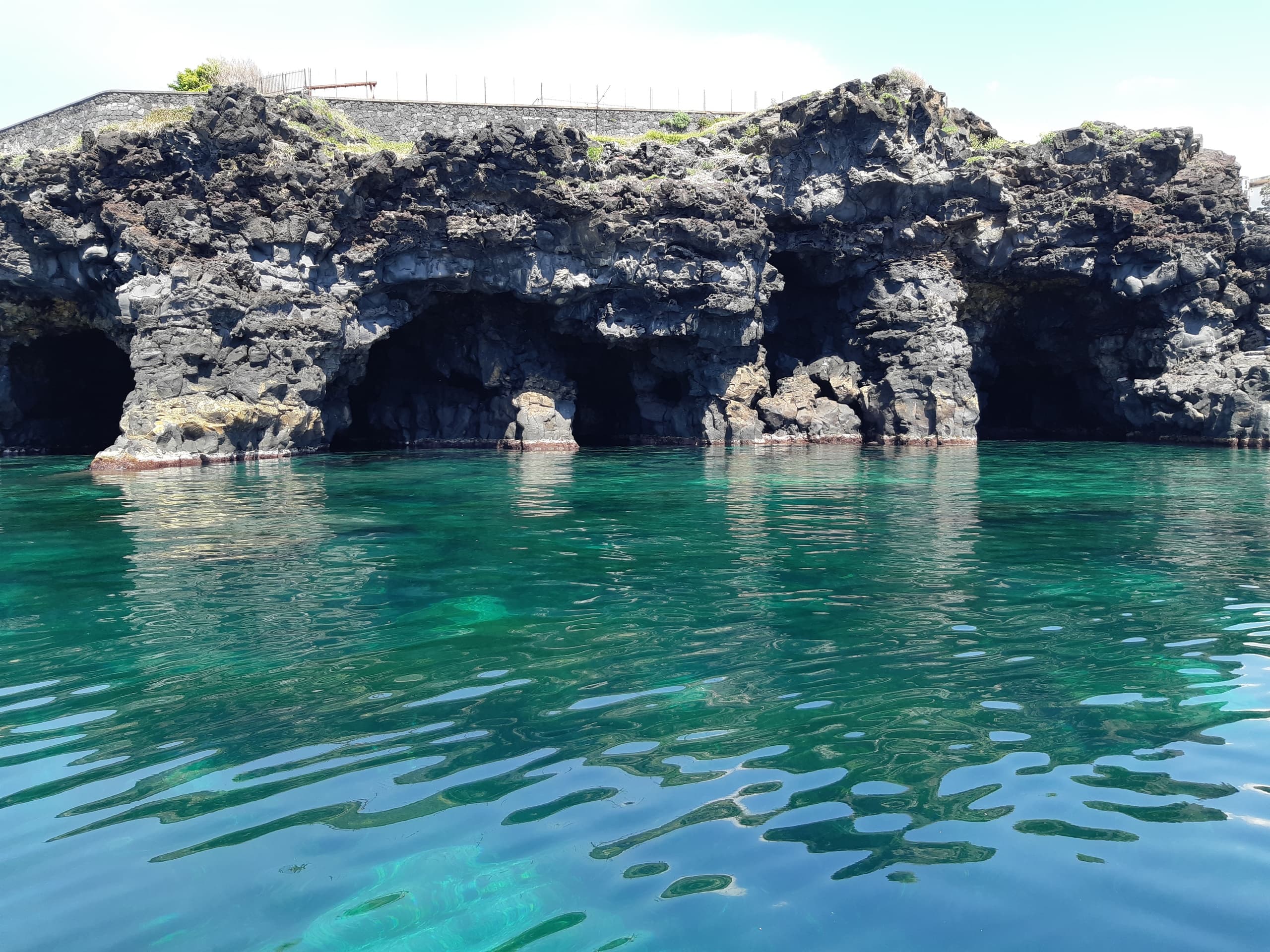 Tour in Gommone (con bagno alle Grotte di Ulisse)