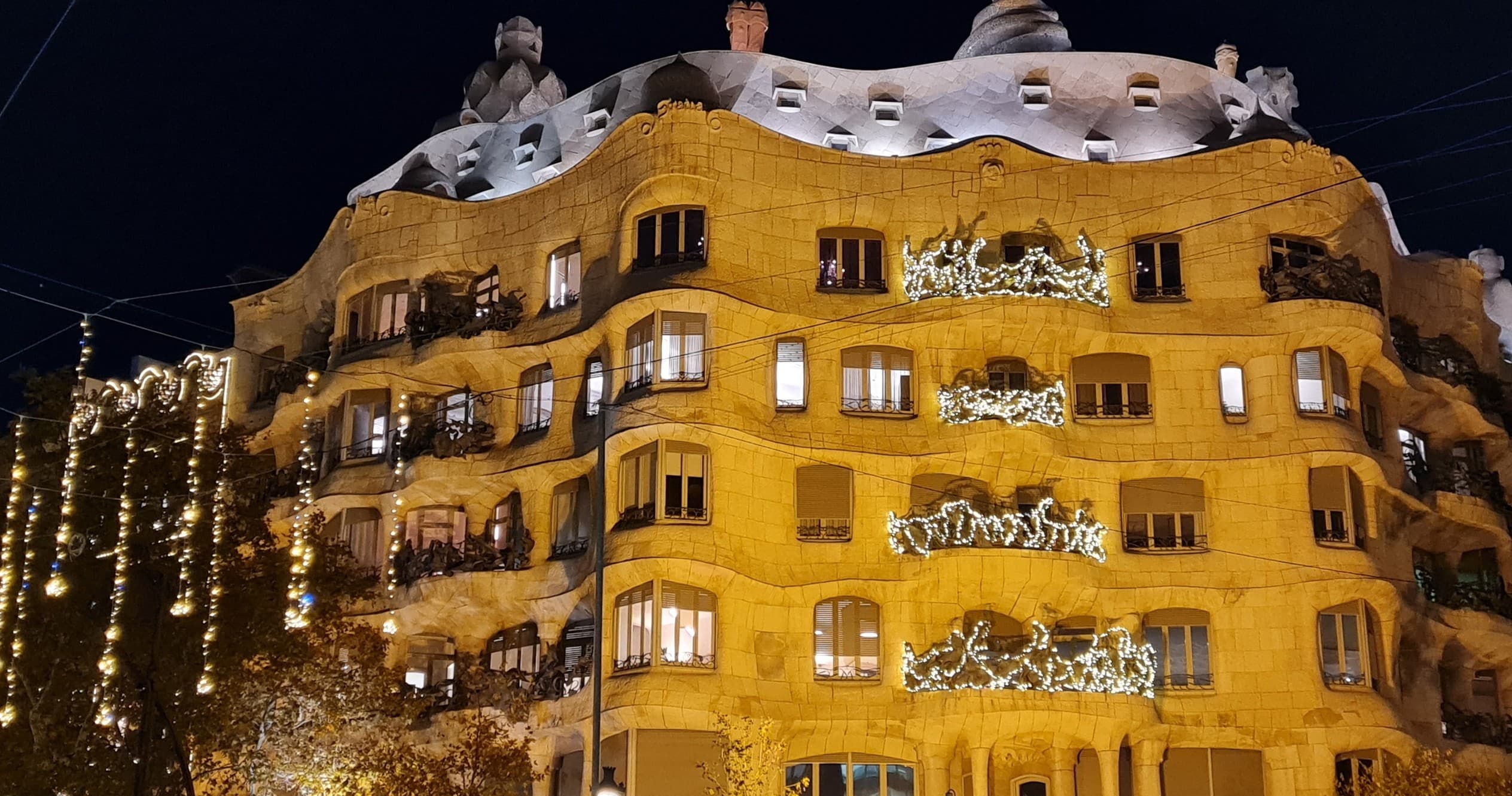 Evening Tapas Walking Tour in Barcelona Modernist Area with Small Group and Dinner (PM)
