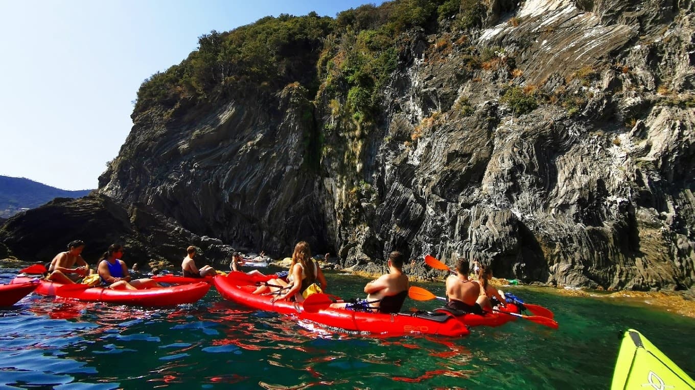 Sunset tour: kayak and snorkeling in Monterosso
