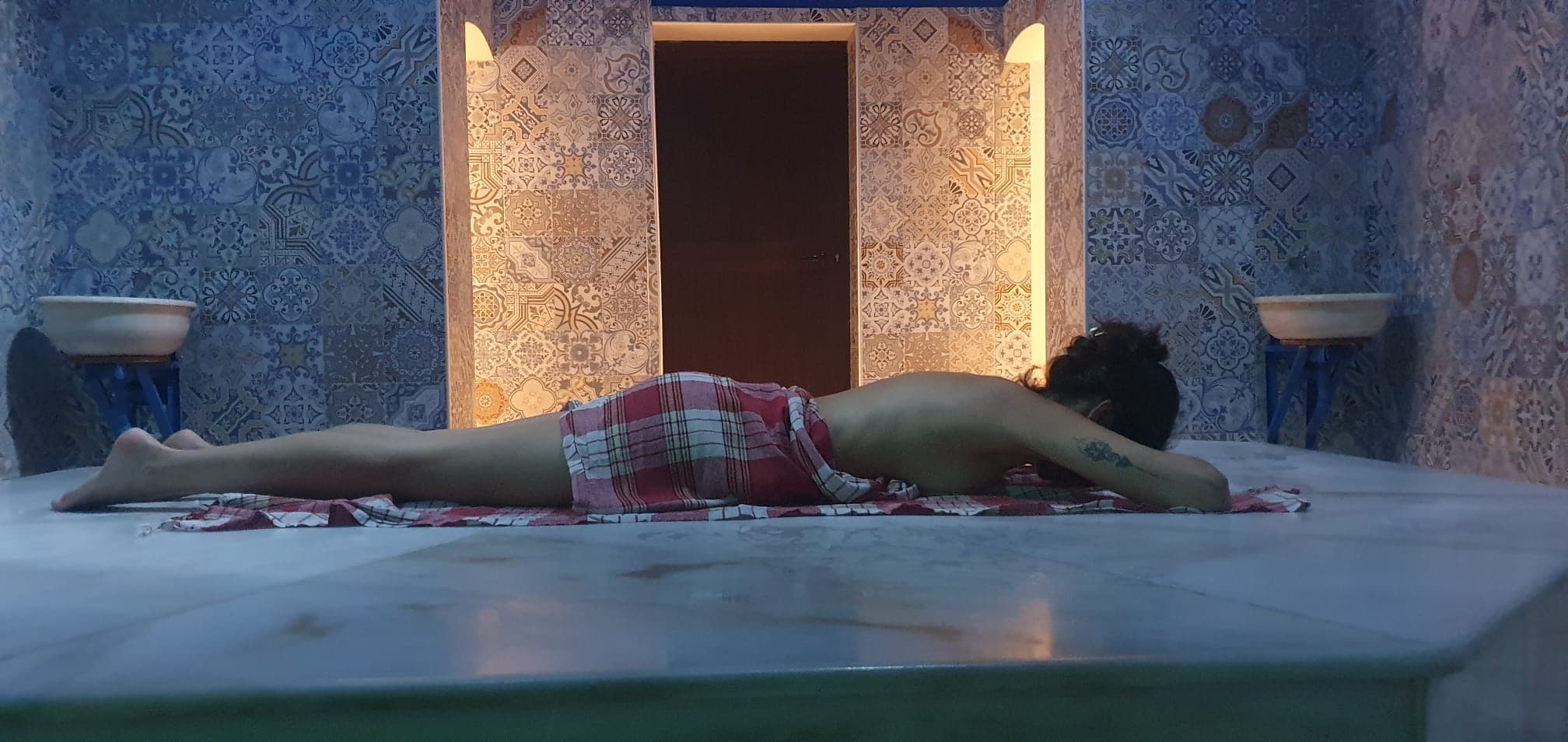 Baño + masaje con piedras calientes