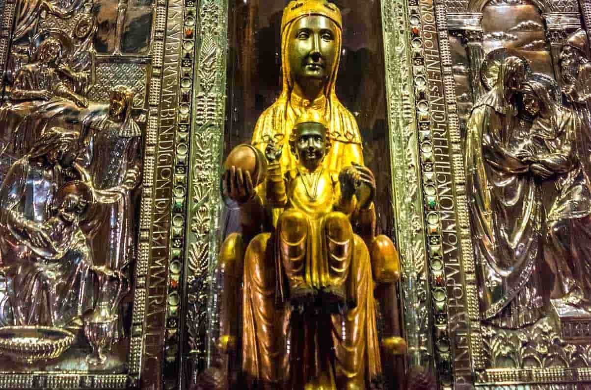 Private Barcelona Sagrada Familia and Montserrat Full-Day Tour with Hotel Pick-Up (FD)