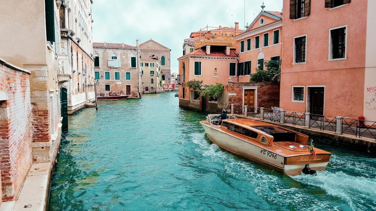 Private Boat Ride in Venice: Murano and Burano