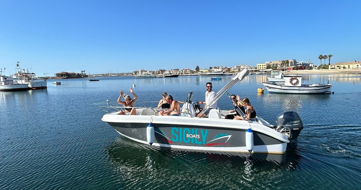 Noleggio con Skipper Barca 5,7 mt - 4 Posti - 4 ore mattina pomeriggio