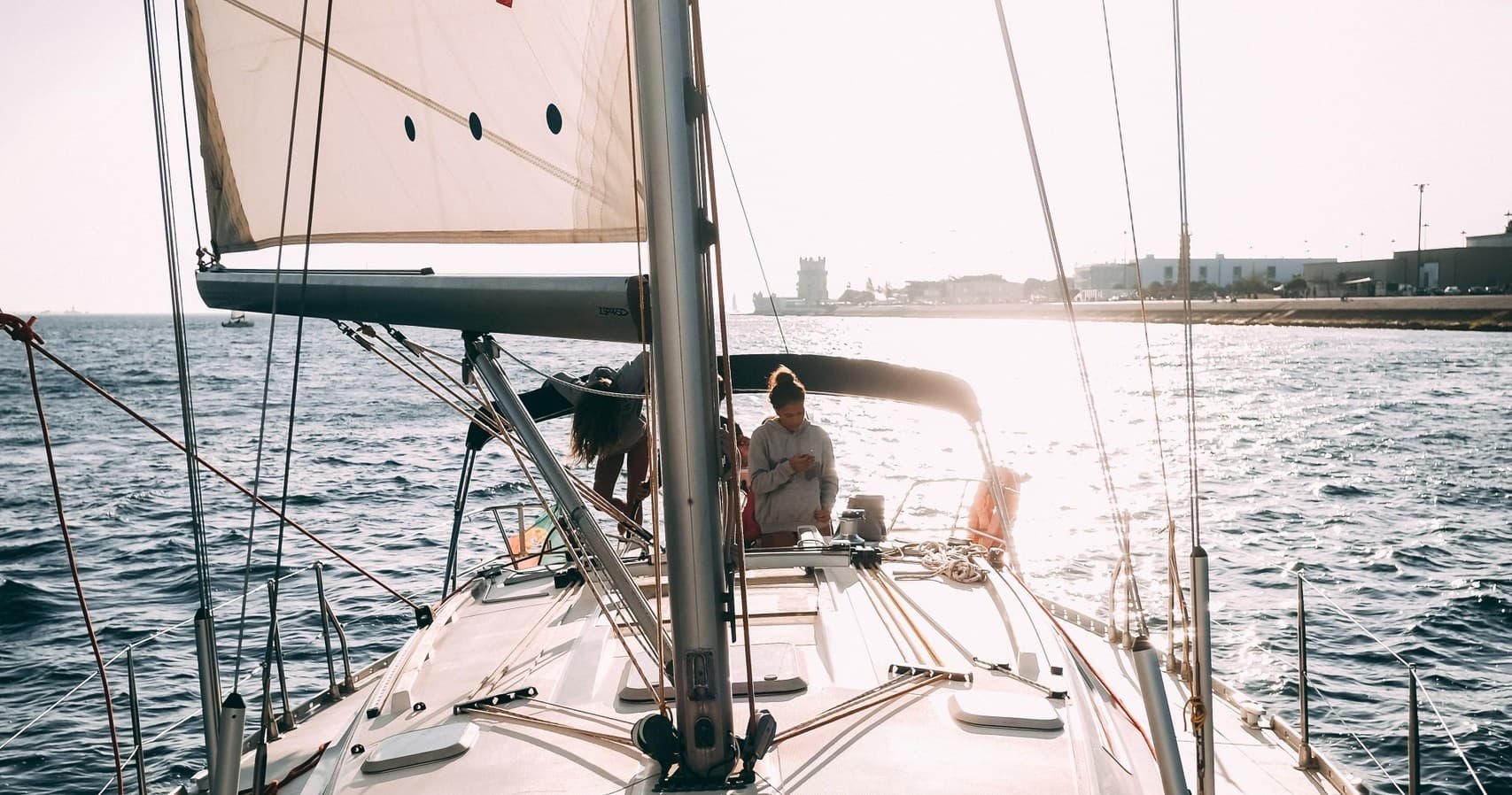2h Private Group - Exclusive Boat Tour with Local Sailors!