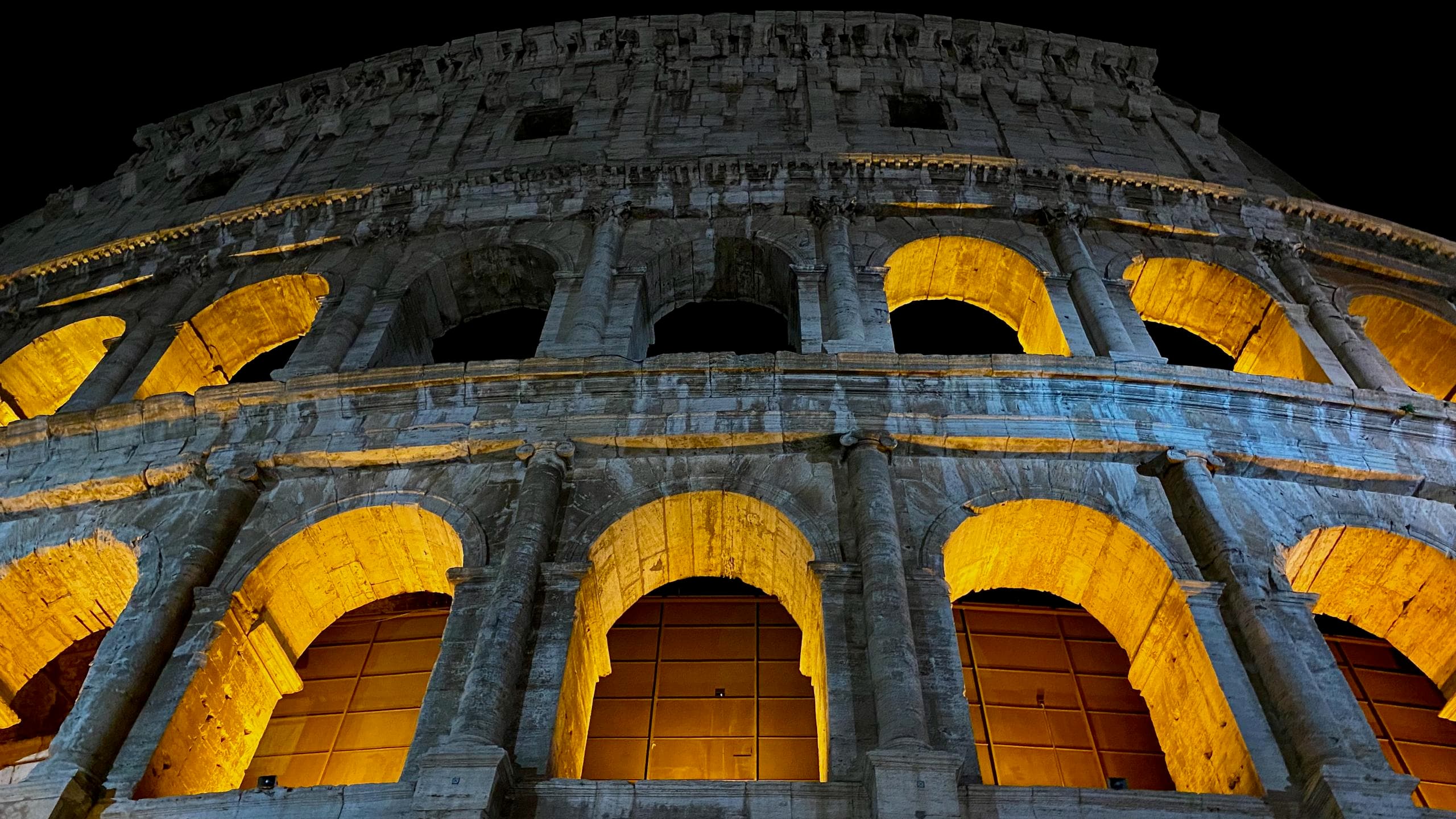Tour außerhalb des Kolosseums und des Forum Romanums bei Abenddämmerung