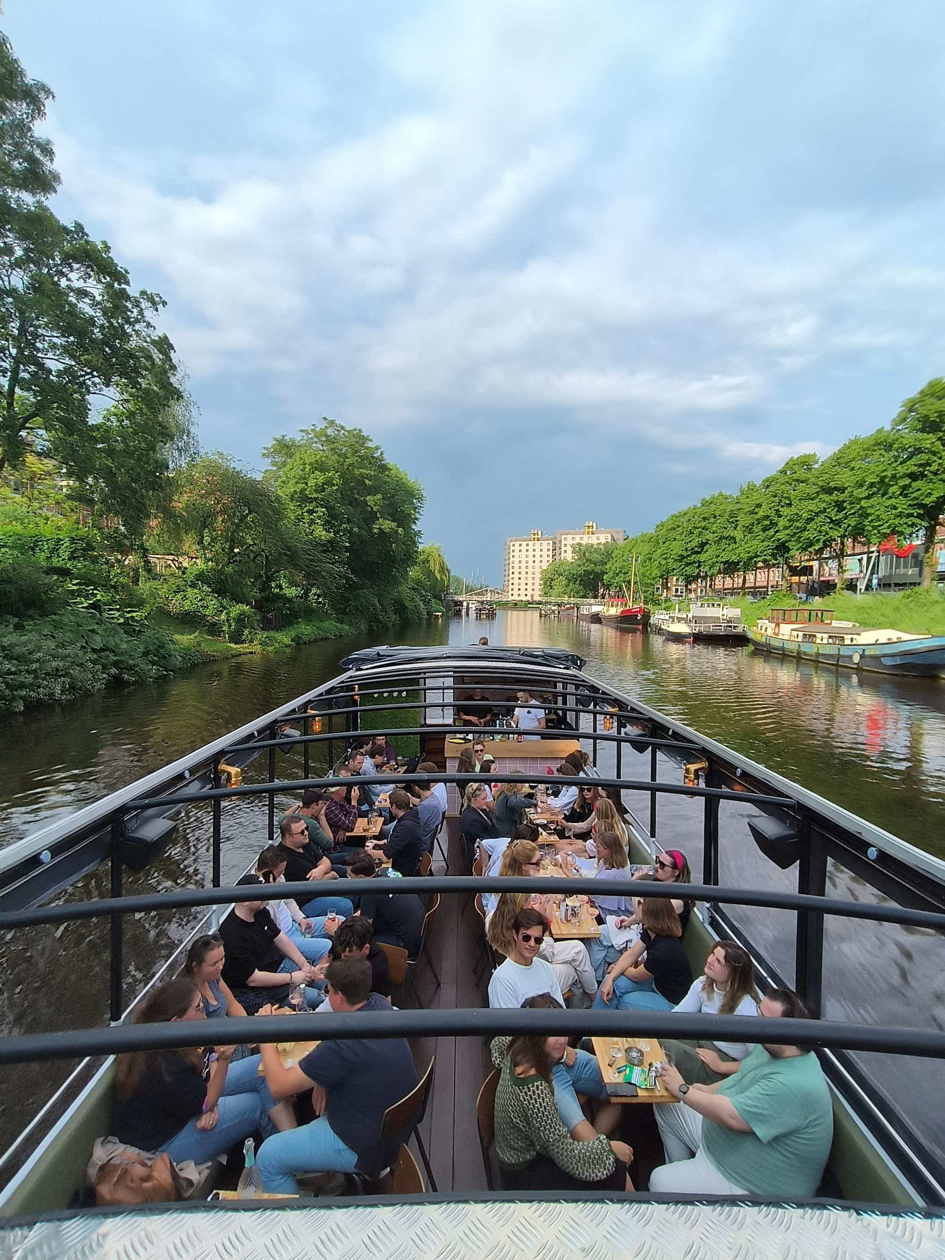 Terrasje speciaal - varend terras met gezellige bar op het water van Groningen