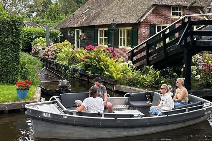 Private Tour from Amsterdam to Giethoorn with Boat Tour Included