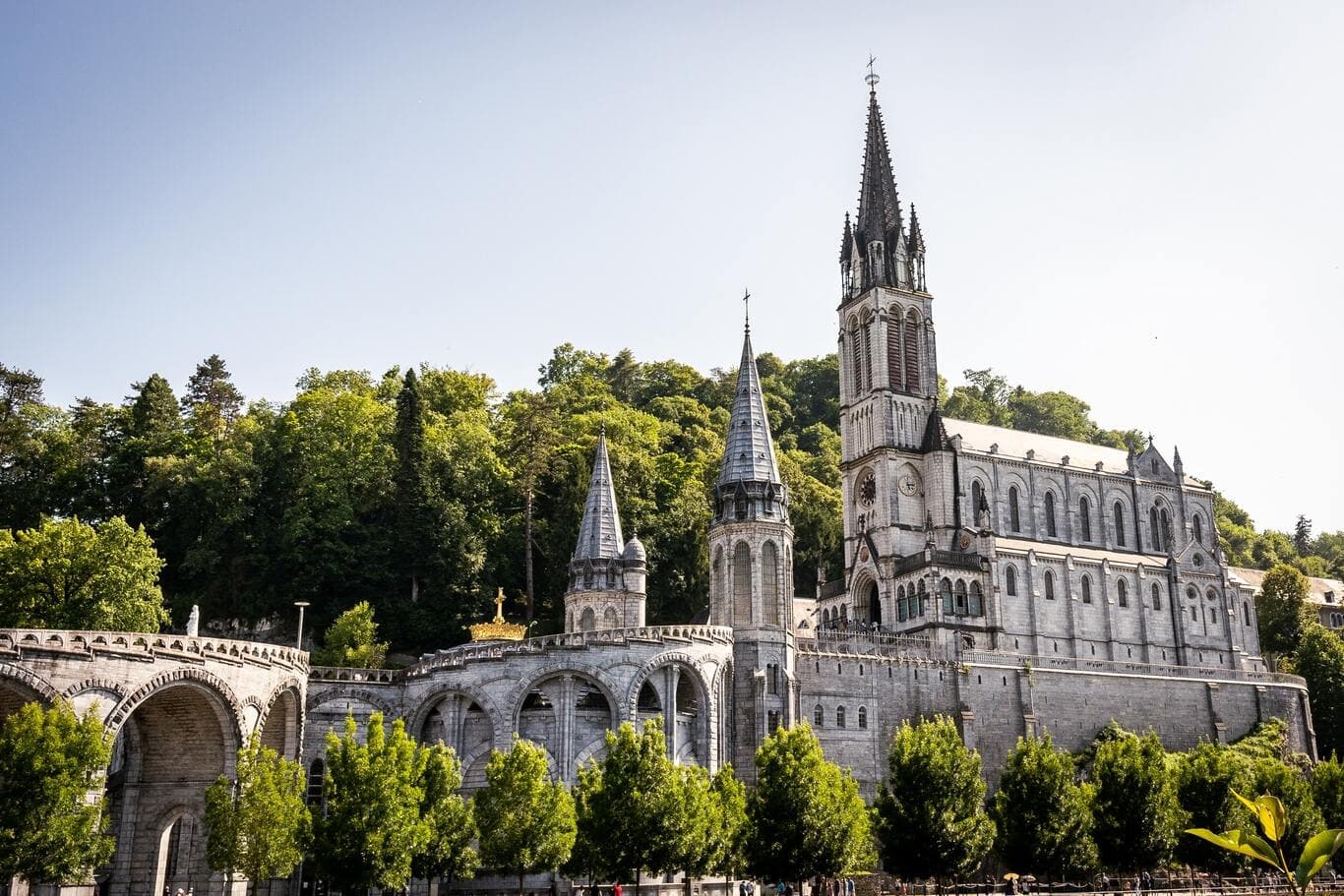 Lourdes: un lugar sagrado en la falda de Pirineo francés