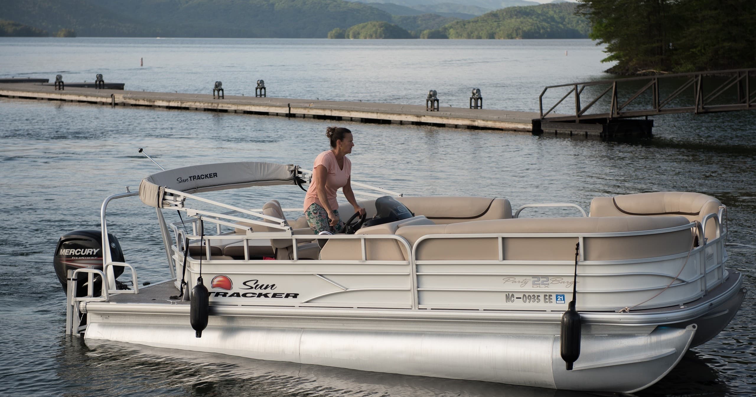 Sun Tracker (#17) 8pass/90hp max weight 1370 lbs