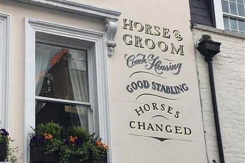 Historic London Pub Walk around Belgravia