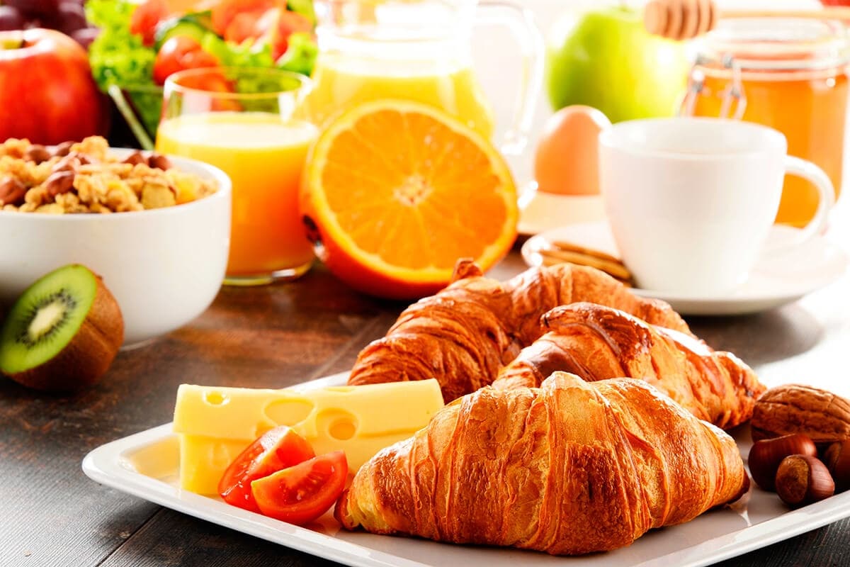 Excursión en velero con desayuno en Barcelona