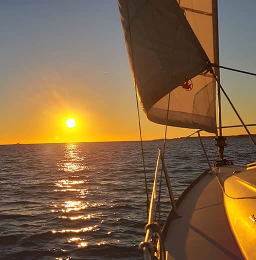 Lisboa: Passeio de veleiro ao pôr do sol no rio Tejo | Privado