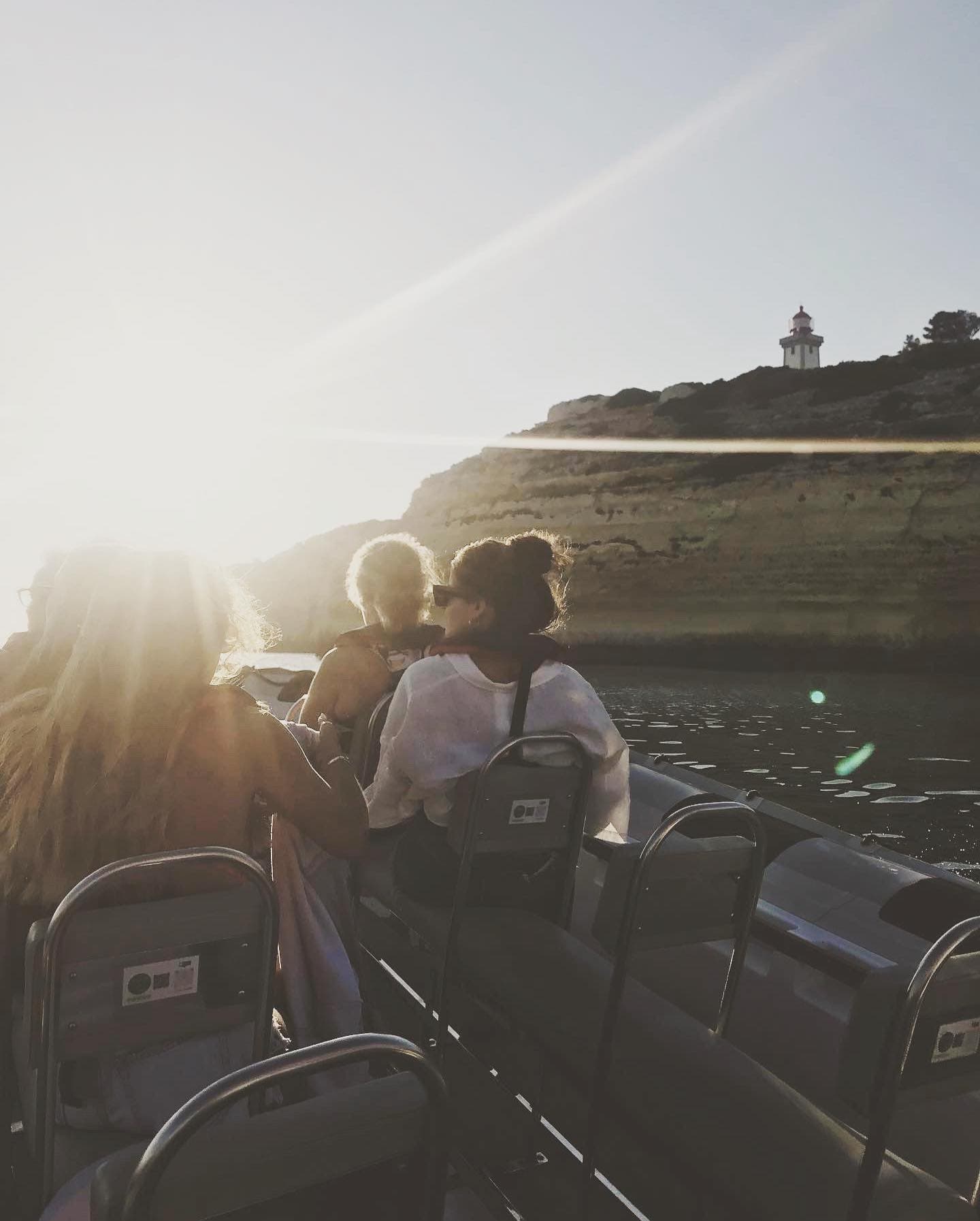 Excursão de barco ao pôr do sol pelas grutas de Benagil