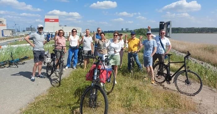 Rechteroever van op de fiets