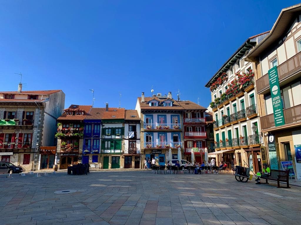Hondarribia, San Juan y San Pedro en minibús desde San Sebastián