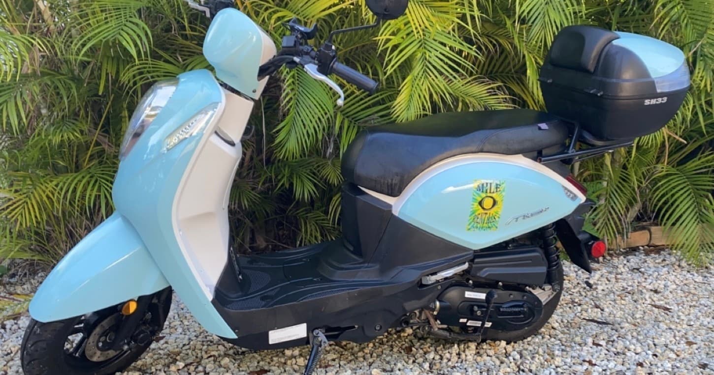 Deluxe Petite 2 Passenger Scooter Rental