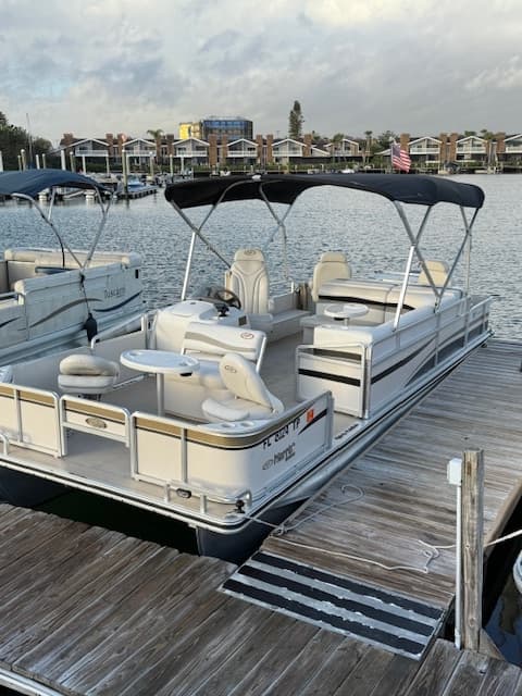 #64 -   harris pontoon 23 ft seats 12