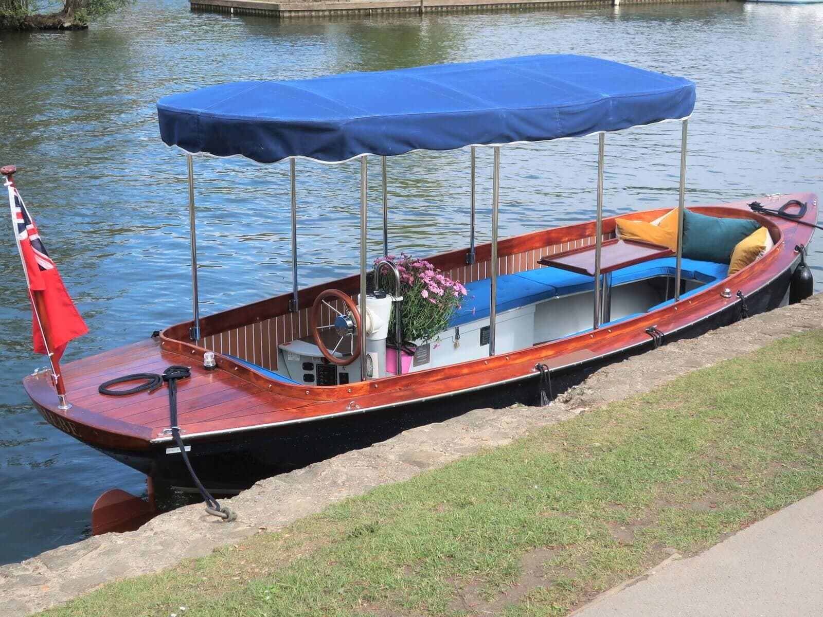 Private cruise on Edwardian-style 'Hebe'