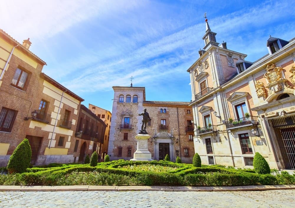 Madrid: Tour Privado a Pie Madrid de los Austrias con Cerveza o Vino