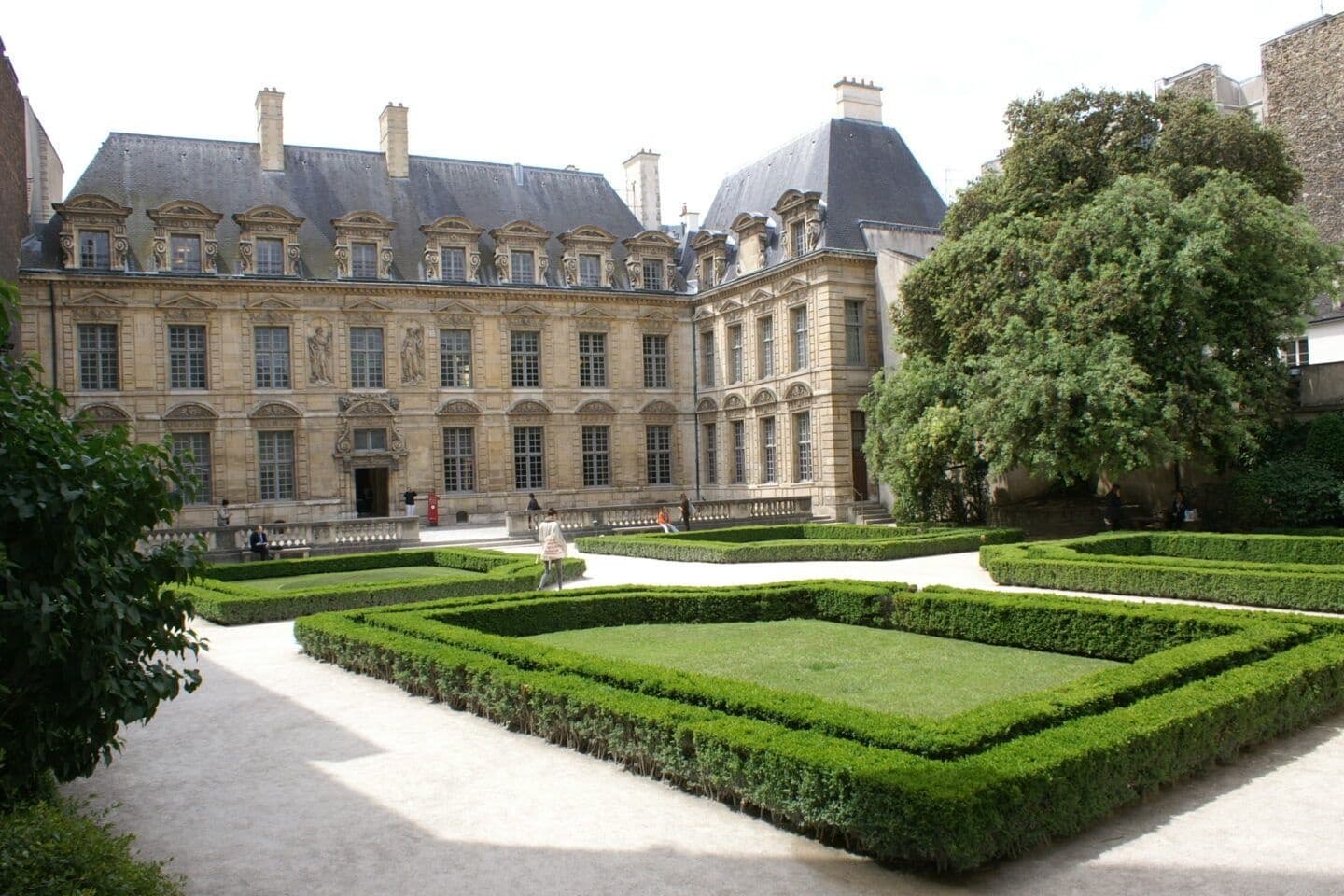 Paris: Les Marais and its French Mansions