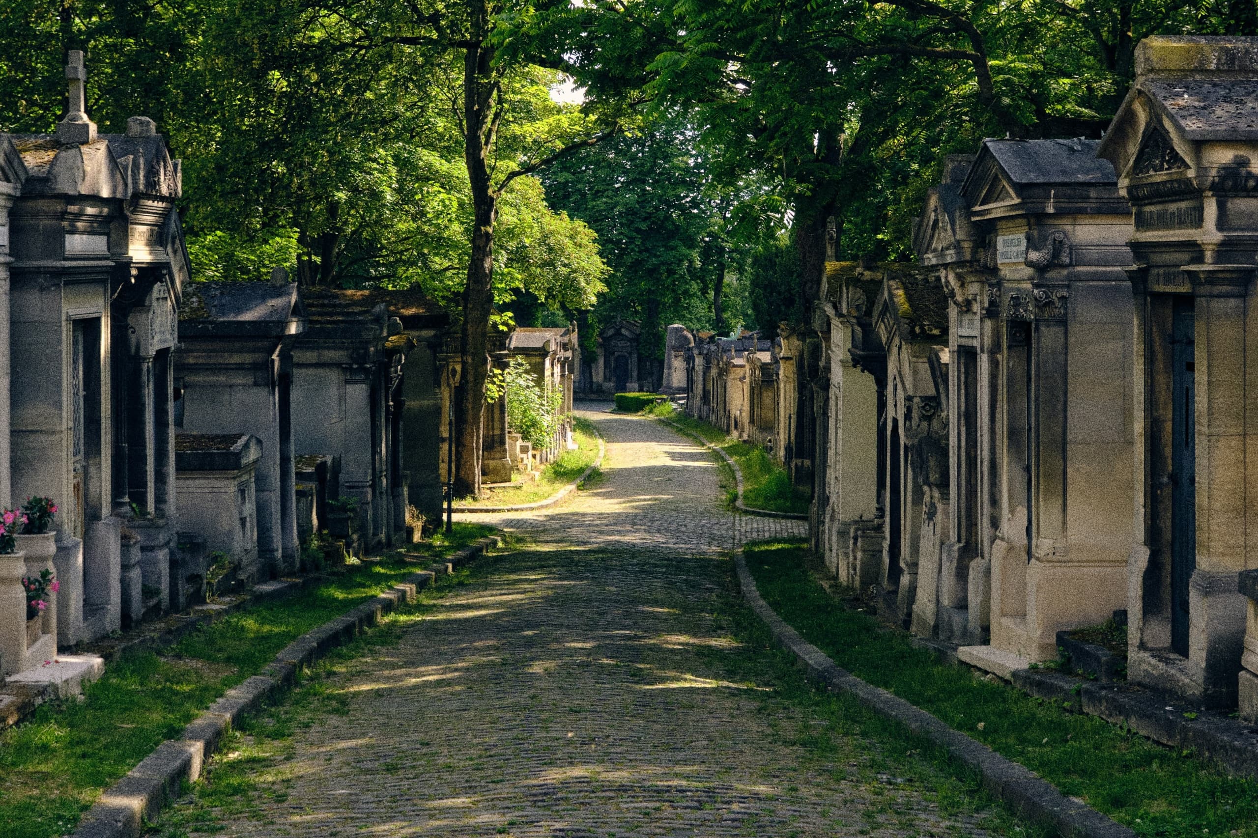 Père Lachaise Cemetery Tour, Tales from the Graves & Crepes French