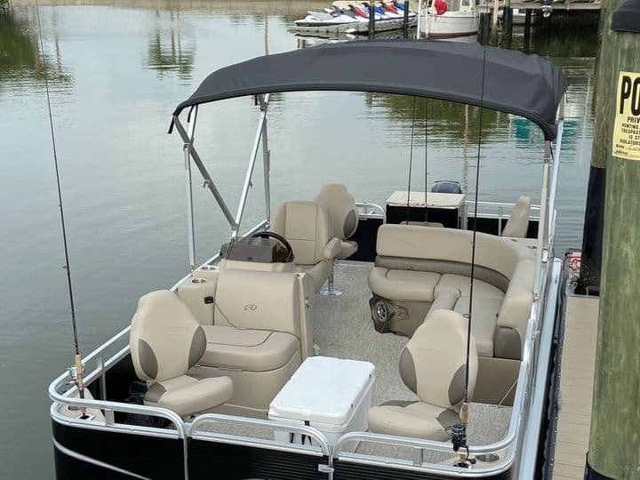 18' Fishing Pontoon Boat