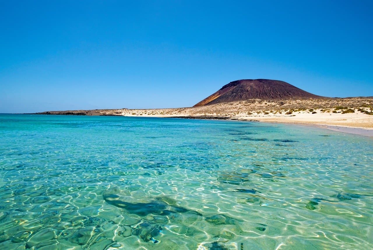 Mercadillo tradicional canario y reserva marina de La Graciosa