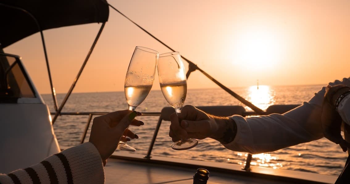 Tour in barca a Caprera da Palau con aperitivo - Esperienza al tramonto