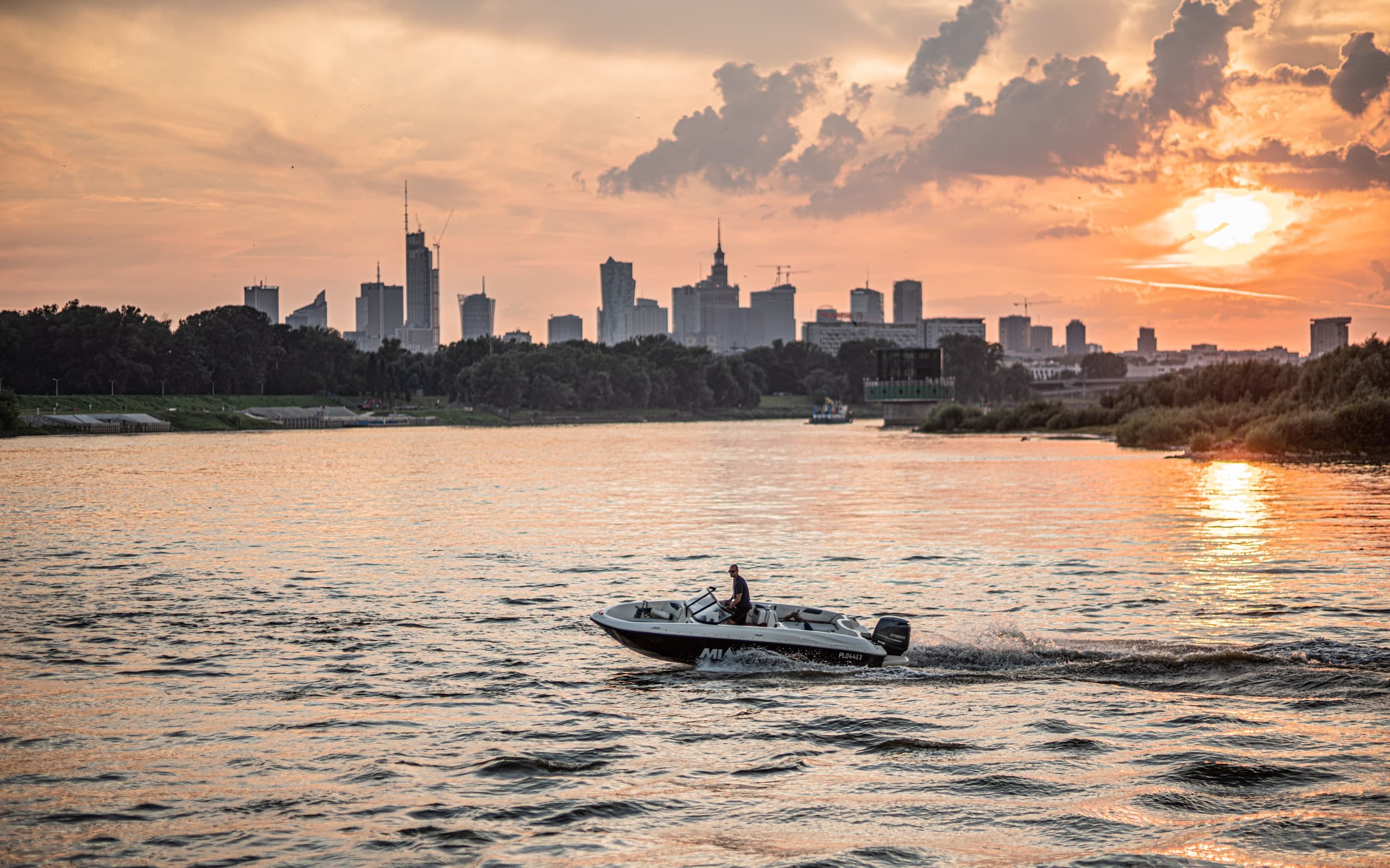 Sunset Motorboat Cruise on the Vistula River with Prosecco – 9 pax