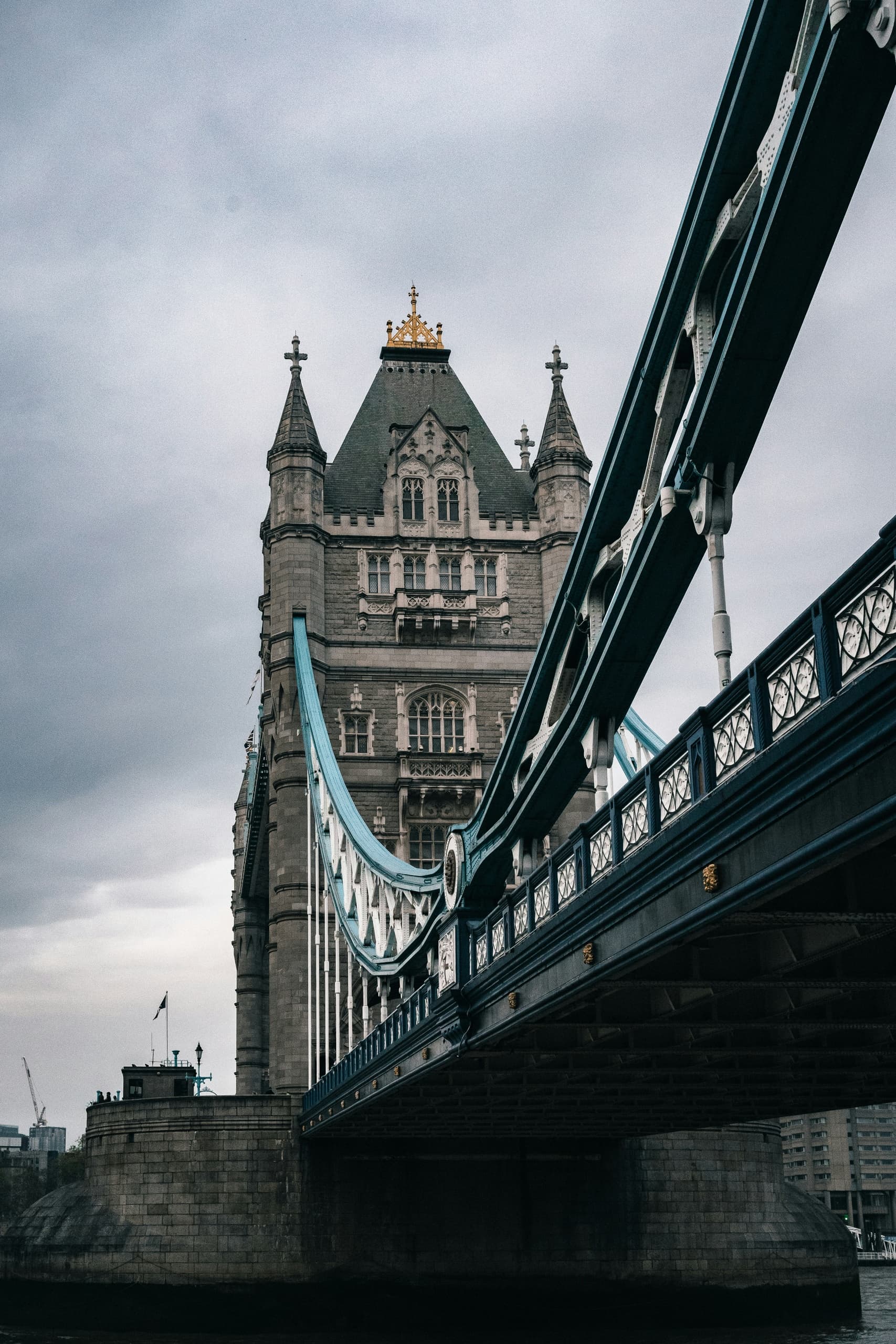 L: Easy Access Tower Bridge and Engine Room & Scenic Thames Cruise