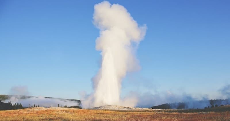 Yellowstone Old Faithful, Waterfalls & Wildlife Private Day Tour